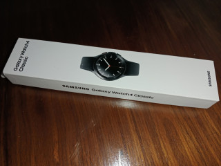 A vendre montre Galaxy Watch4 classic ( cacheté)