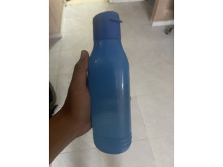 Bouteille deau plastique bleue