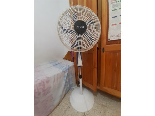 Ventilateur Orient presque neuf grand taille avec trois niveaux de vitesse et cinq lames les couleurs sont blanc et bleu