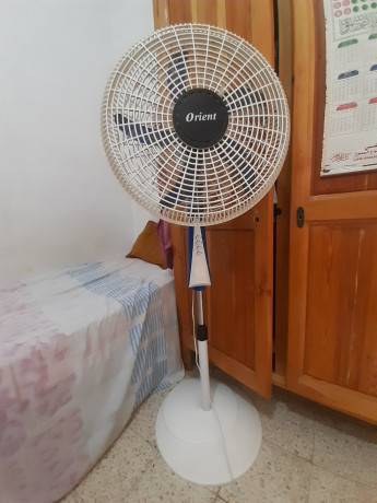 ventilateur-orient-presque-neuf-grand-taille-avec-trois-niveaux-de-vitesse-et-cinq-lames-les-couleurs-sont-blanc-et-bleu-big-0