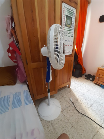 ventilateur-orient-presque-neuf-grand-taille-avec-trois-niveaux-de-vitesse-et-cinq-lames-les-couleurs-sont-blanc-et-bleu-big-4