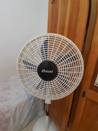 ventilateur-orient-presque-neuf-grand-taille-avec-trois-niveaux-de-vitesse-et-cinq-lames-les-couleurs-sont-blanc-et-bleu-big-3